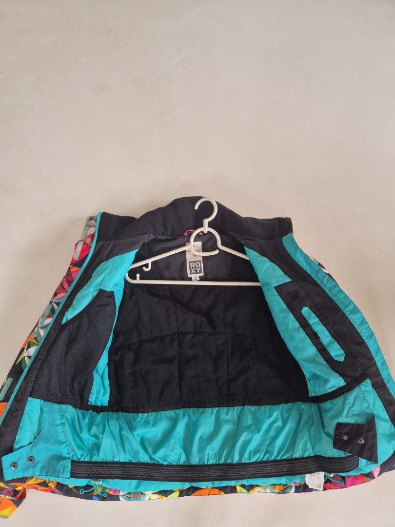 Roxy Winter ski/snowboarding jacket (Category: Activewear) located in Singapore. Submitted by bluecat (Listing ID 1355505867, Image 2). Description: good condition snowboarding/ skiing jacket, wind and water proof. 5 pockets including one for ski pass on the arm. with vents under the arms and snow skirt. this has kept me warm and safe for multiple seasons ptp 18 inches lengtht 24 inches fits up to UK 8.