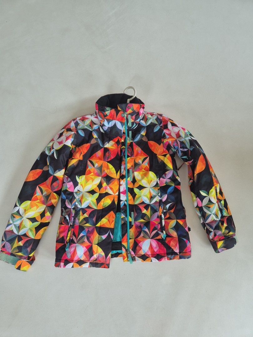 Roxy Winter ski/snowboarding jacket (Category: Activewear) located in Singapore. Submitted by bluecat (Listing ID 1355505867, Image 1). Description: good condition snowboarding/ skiing jacket, wind and water proof. 5 pockets including one for ski pass on the arm. with vents under the arms and snow skirt. this has kept me warm and safe for multiple seasons ptp 18 inches lengtht 24 inches fits up to UK 8.