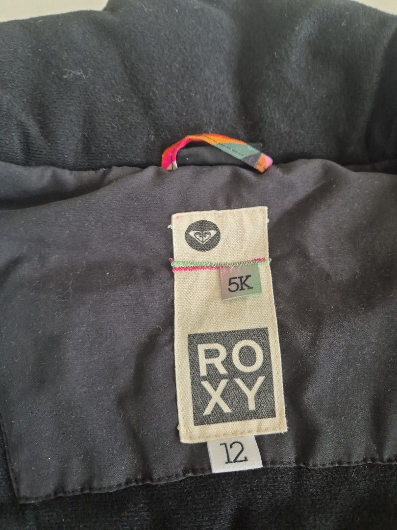 Roxy Winter ski/snowboarding jacket (Category: Activewear) located in Singapore. Submitted by bluecat (Listing ID 1355505867, Image 3). Description: good condition snowboarding/ skiing jacket, wind and water proof. 5 pockets including one for ski pass on the arm. with vents under the arms and snow skirt. this has kept me warm and safe for multiple seasons ptp 18 inches lengtht 24 inches fits up to UK 8.