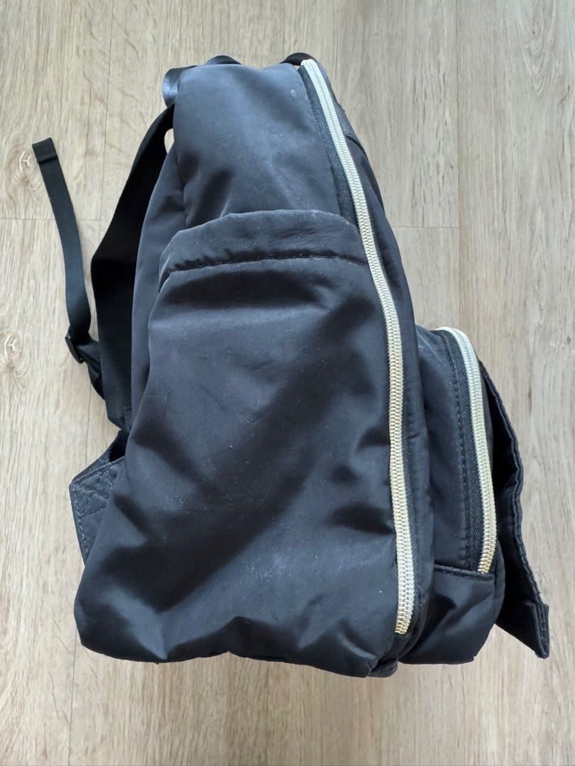 Skip Hop Diaper Bag (Category: Other Baby Bathing & Changing Needs) located in Quezon City. Submitted by chanhr (Listing ID 1355475583, Image 3). Description: Skip Hop Diaper Bag Multiple compartments inside and outsides Have straps to wrap around stroller handle Easy wet tissue access .