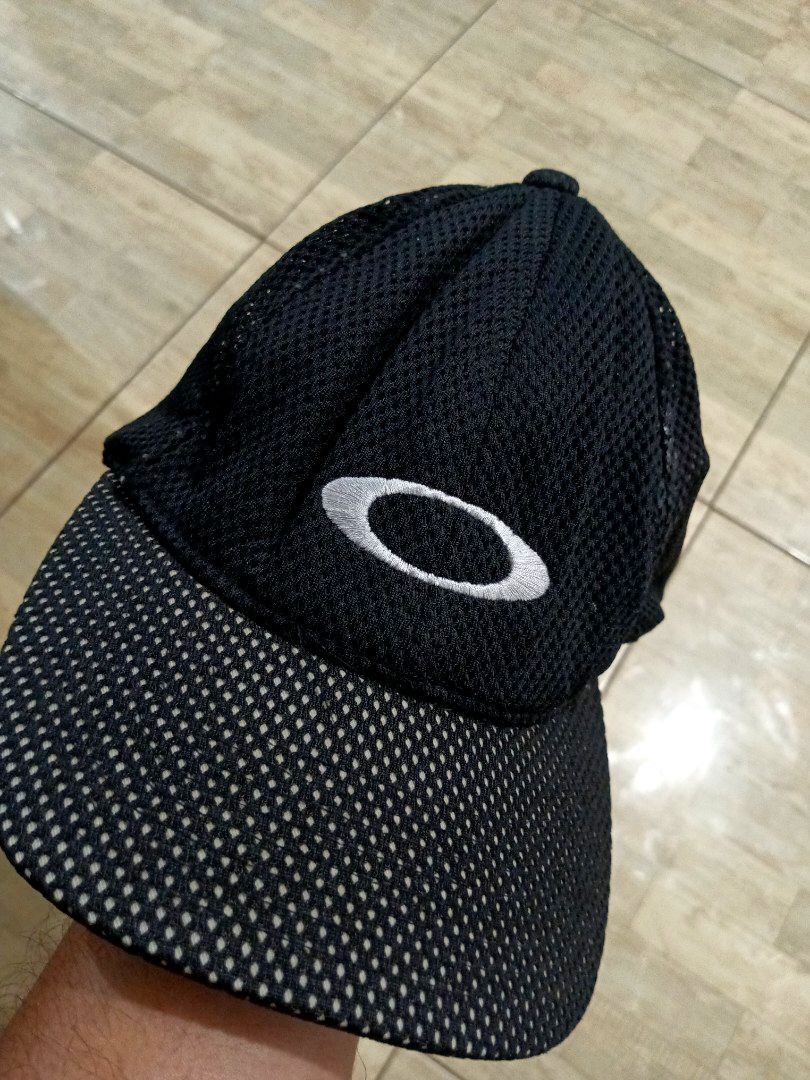 Vintage Oakley fitted cap (Category: Caps & Hats) located in Cotabato. Submitted by silvervintage77 (Listing ID 1355547640, Image 3). Description: Vintage Oakley fitted cap excellent condition 9.8/10 color rate Size M.