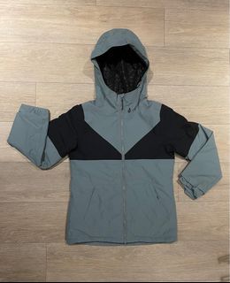 (Category: ) located in . Submitted by OutgrownMyClothes (Listing ID 1355598379, Image 1). Description: .