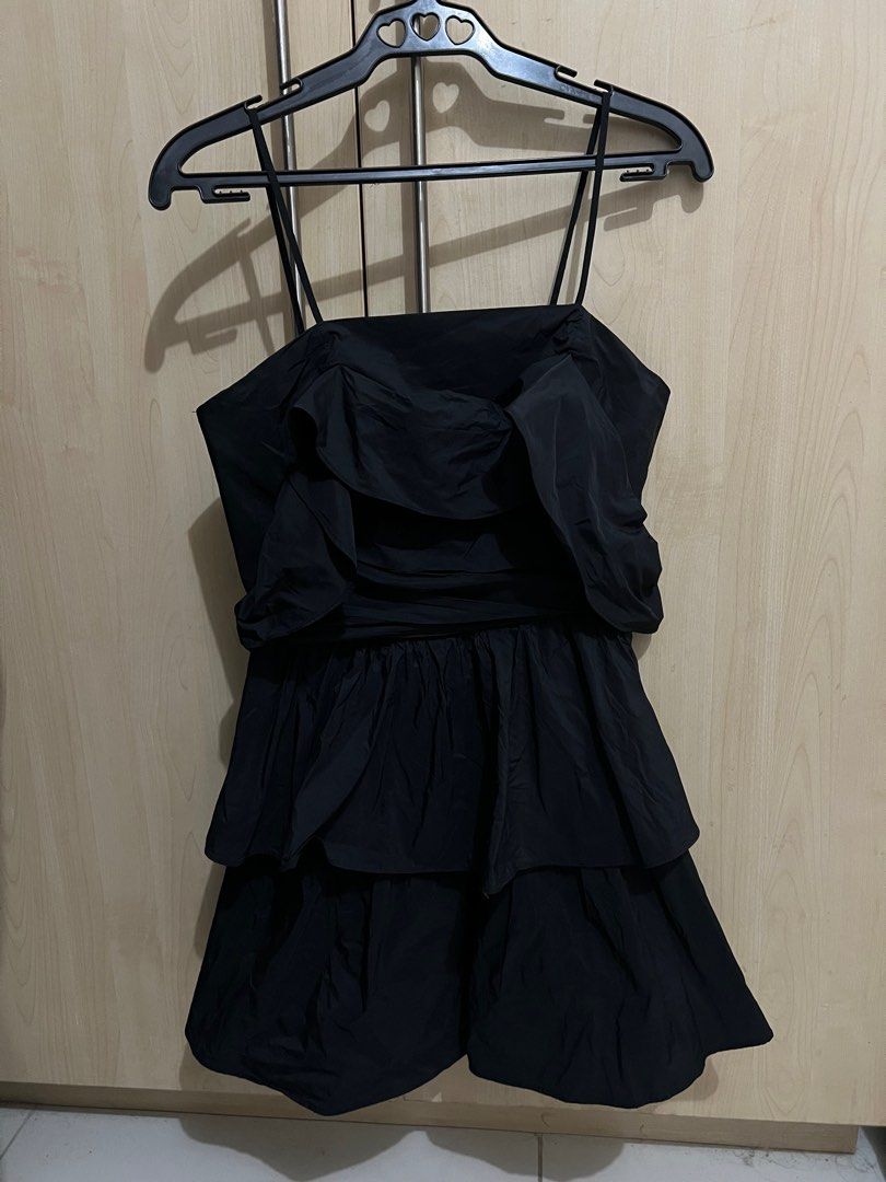 Zara Tiered Ruffle Dress BNWT (Category: Dresses) located in Pasay City. Submitted by ___fml (Listing ID 1355592475, Image 1). Description: - brand new with tags - got this for 2k+ - mode of delivery: meetup dlsu area/Lalamove/GrabExpress - shipping fee should be shouldered by the buyer - mode of payment: GCash .