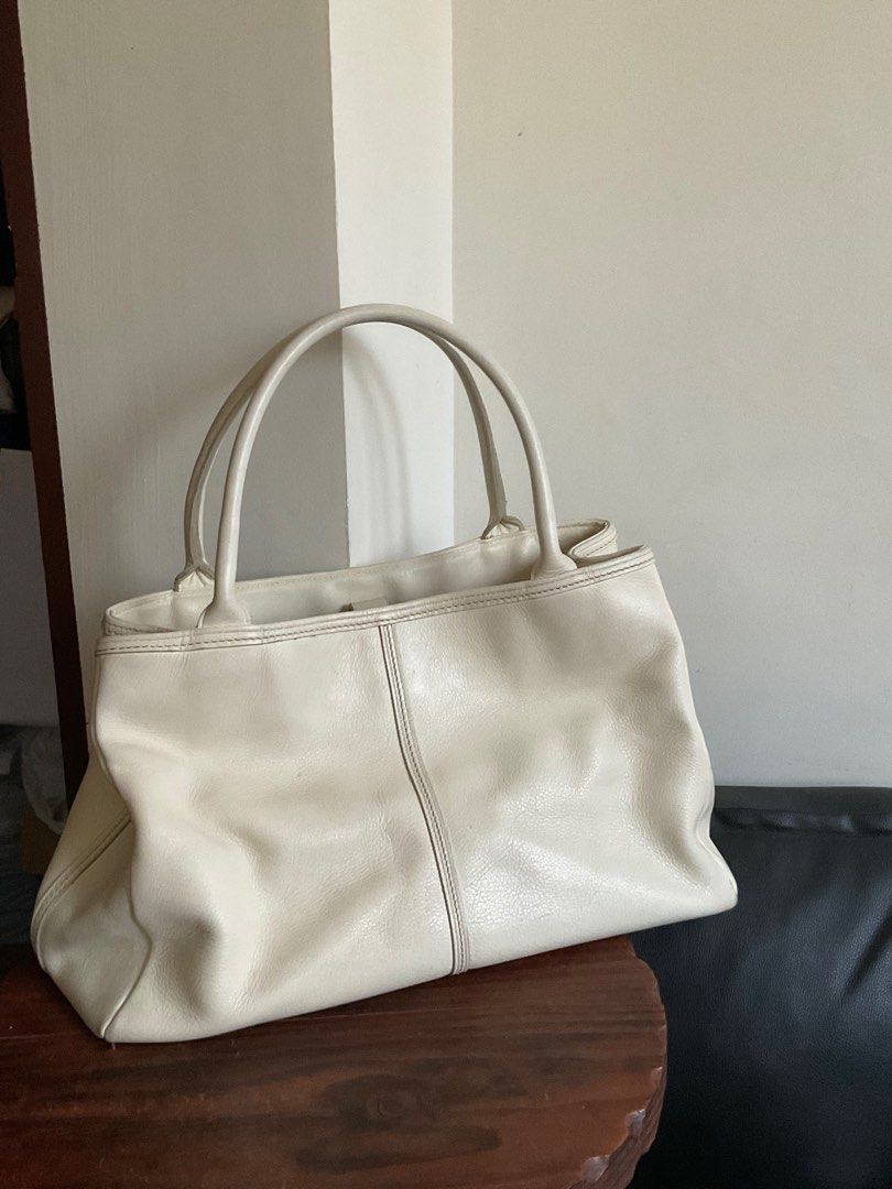Art Berg Large White Leather Tote Bag (Category: Tote Bags) located in Davao. Submitted by vaultexchange_ (Listing ID 1351048033, Image 2). Description: With normal signs of use.