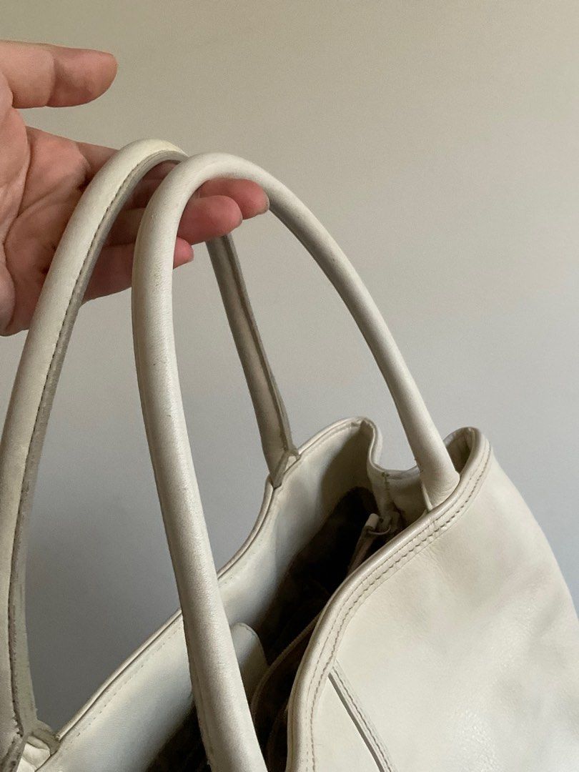 Art Berg Large White Leather Tote Bag (Category: Tote Bags) located in Davao. Submitted by vaultexchange_ (Listing ID 1351048033, Image 3). Description: With normal signs of use.