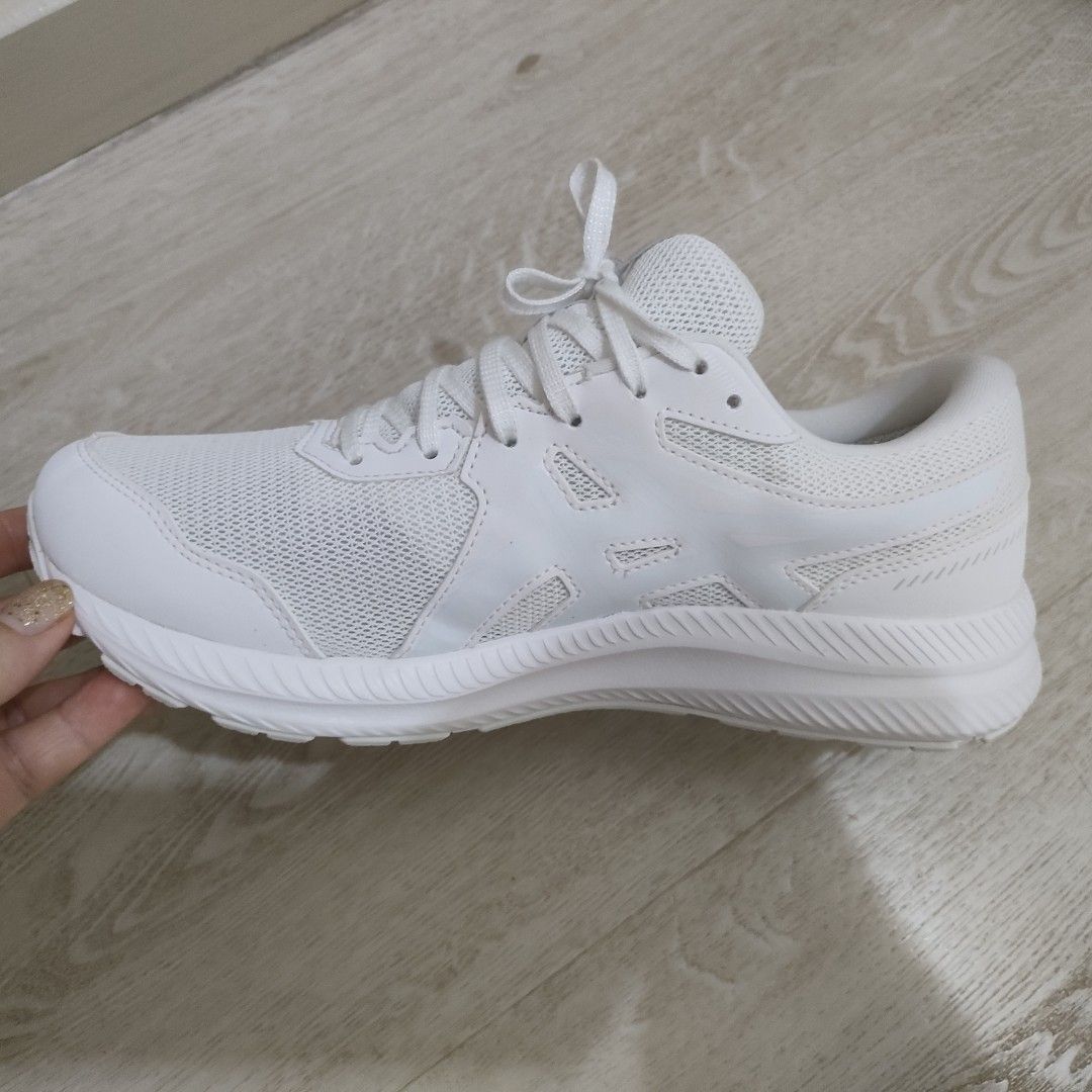 Asics Men's Extra Wide , Gel-Contend 7, 26 cm, white from Japan (Category: Sneakers) located in Singapore. Submitted by magnoliasky (Listing ID 1350959567, Image 1). Description: *Brand New, no box, bought in Japan. * Daughter's foot grew, unable to fit * This model is in high demand (only sold in Japan) as school shoe as the size is extra wide, it is very comfortable especially for those with flat foot. *fixed price, non-negotiable.