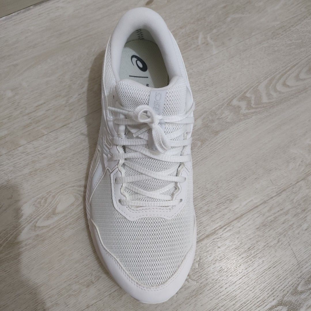 Asics Men's Extra Wide , Gel-Contend 7, 26 cm, white from Japan (Category: Sneakers) located in Singapore. Submitted by magnoliasky (Listing ID 1350959567, Image 2). Description: *Brand New, no box, bought in Japan. * Daughter's foot grew, unable to fit * This model is in high demand (only sold in Japan) as school shoe as the size is extra wide, it is very comfortable especially for those with flat foot. *fixed price, non-negotiable.