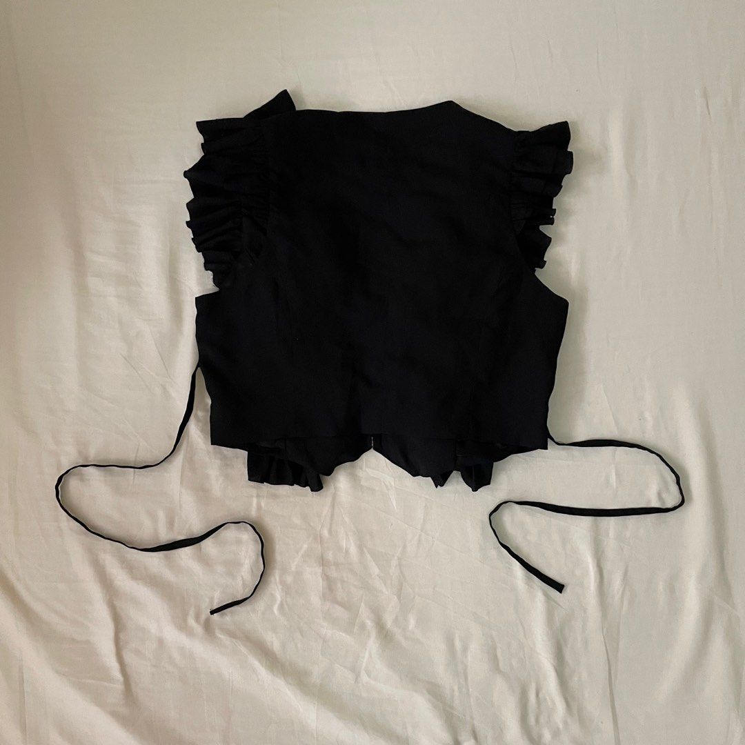 Black Ruffled Vintage Vest Top (Category: Sleeveless) located in Mandaluyong City. Submitted by mikeylestrange (Listing ID 1350962643, Image 3). Description: Fits XS-M.