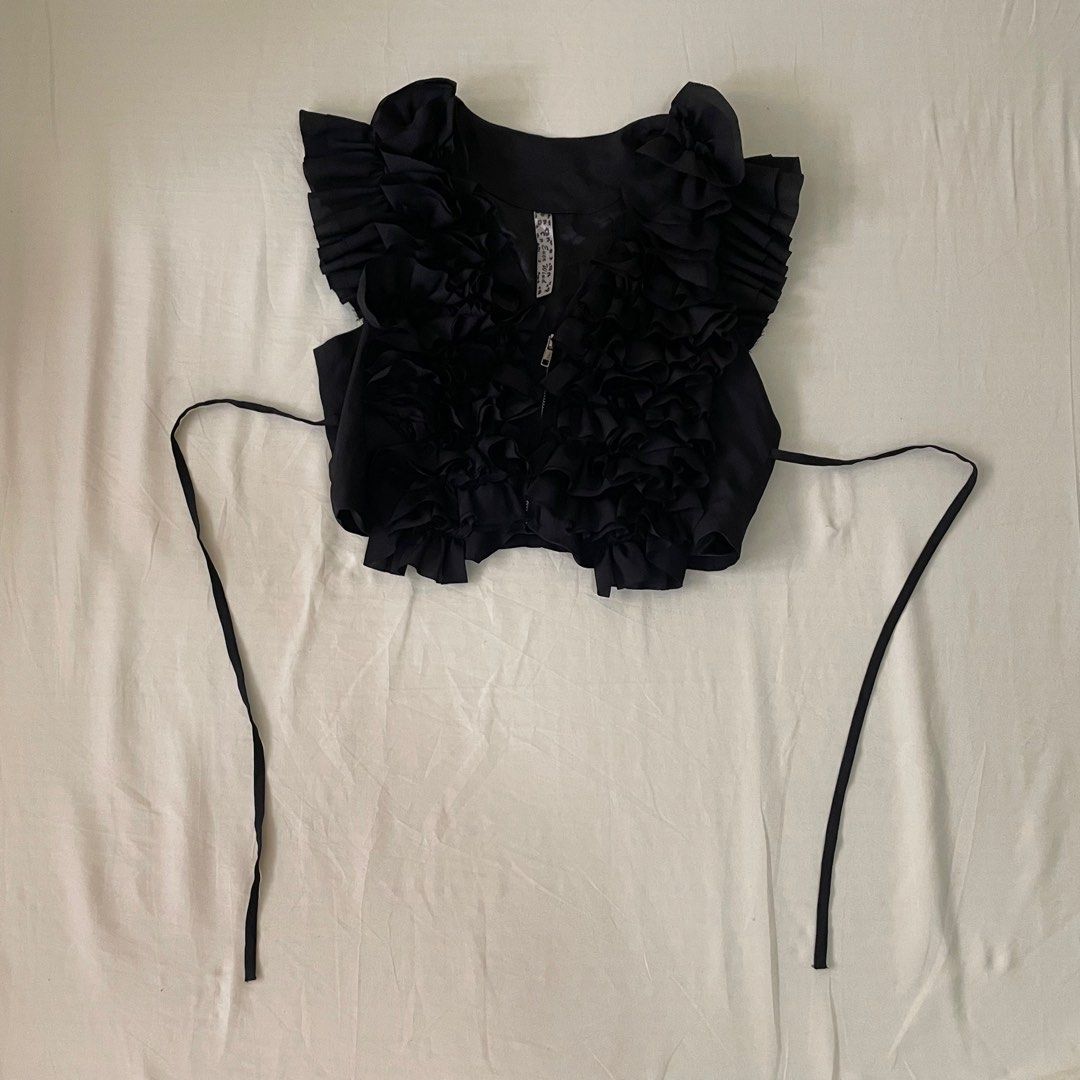 Black Ruffled Vintage Vest Top (Category: Sleeveless) located in Mandaluyong City. Submitted by mikeylestrange (Listing ID 1350962643, Image 2). Description: Fits XS-M.