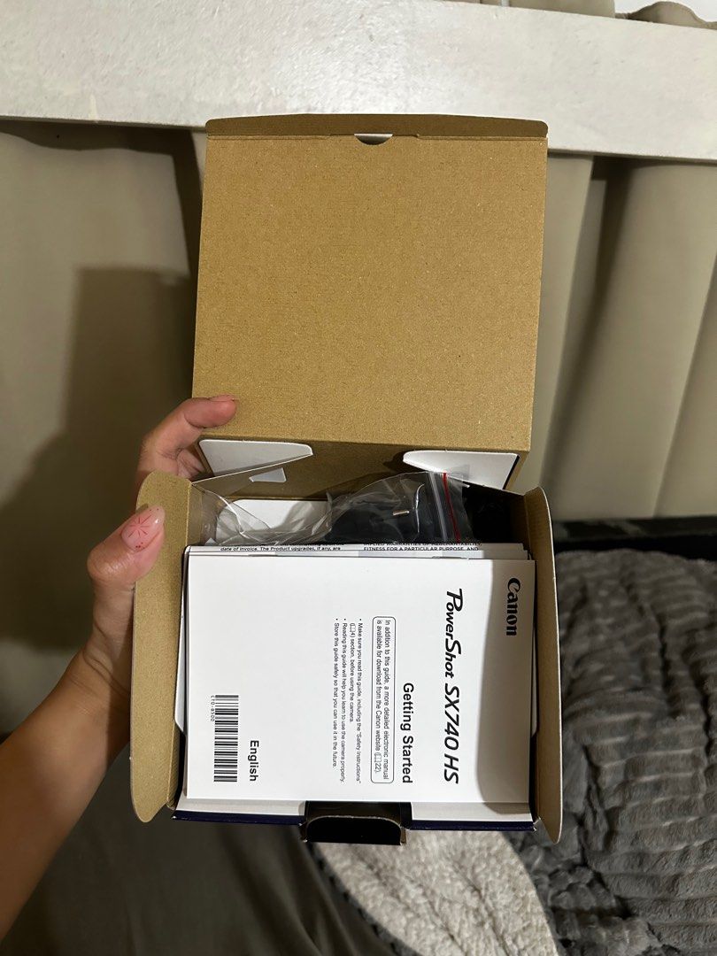 Canon SX740 HS (Category: Cameras) located in San Carlos. Submitted by dainty.ph (Listing ID 1351051037, Image 2). Description: BRAND NEW SX740HS!! ✨G7X DUPE ✨ 🔖 with canon warranty INCLUSIONS: 🔖 box 🔖 manual 🔖 battery 🔖 battery charger 🔖 strap 📌 can meet-up quezon city/baguio/pangasinan/mandaluyong PM ME PLEASE THANK YOU ! ♡ .