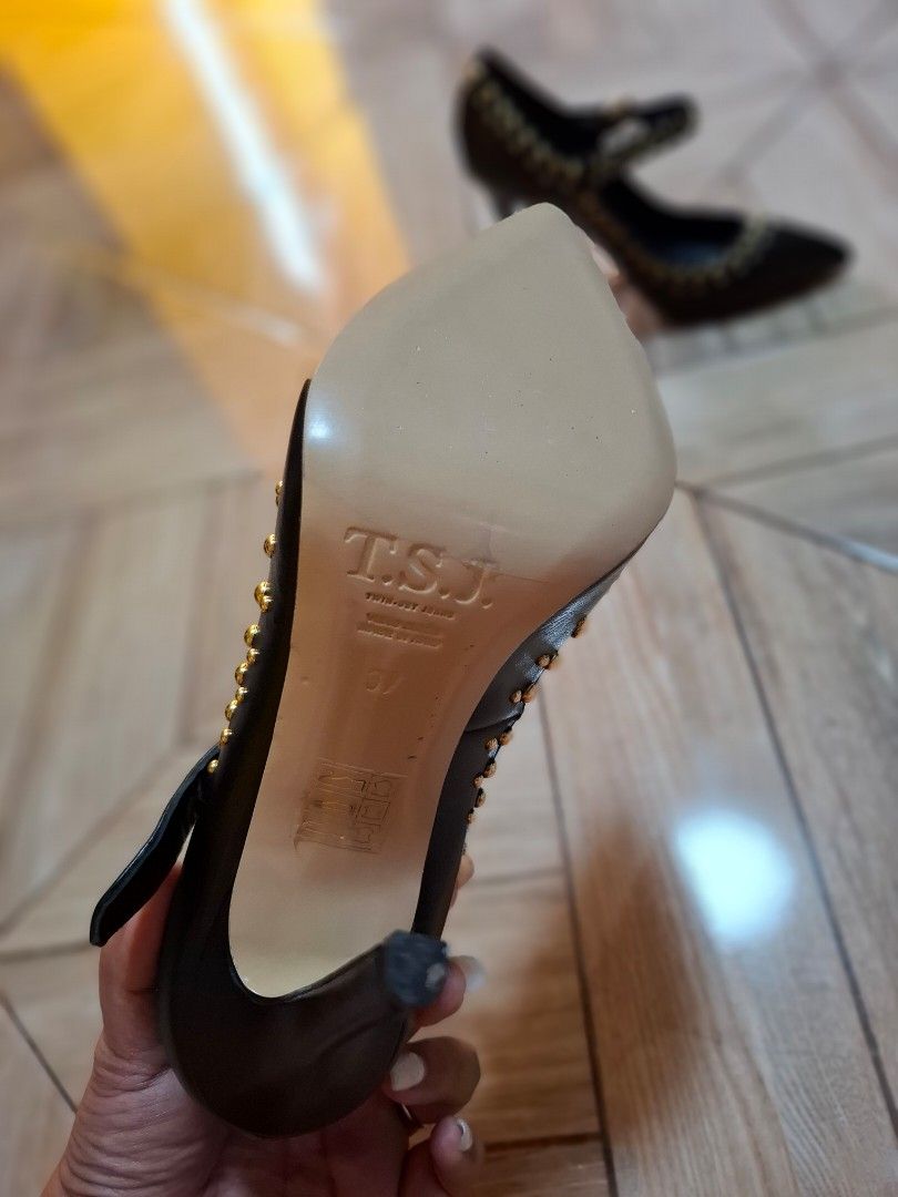 Collection of new borchiate (Category: Heels) located in Las Pinas. Submitted by zee_shops (Listing ID 1350905855, Image 3). Description: Collection of new borchiate Brand: Twinset color: Black size: 37 Condition: Brandnew bought in Canada.