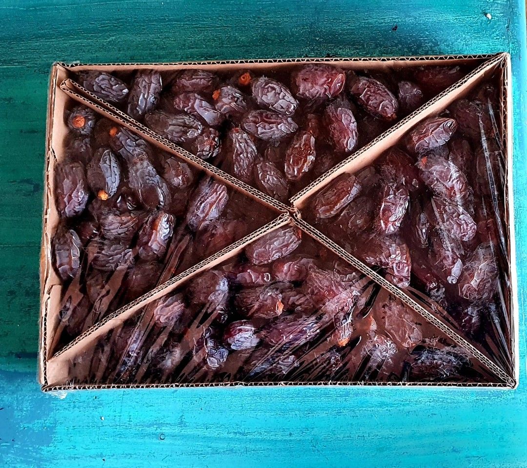 Dates (Category: Fresh Produce) located in Singapore. Submitted by nadyakks07098 (Listing ID 1350934933, Image 3). Description: Freshly From Madinah Monawwarah Ready Stock!!.