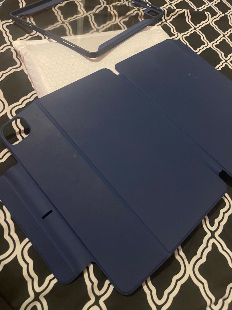 ESR Protective Case for Ipad m2 12.9” (Category: Cases & Sleeves) located in Lubao. Submitted by allanpovic (Listing ID 1351044248, Image 2). Description: Authentic esr case with dents (see pictures). Case is fine and good for everyday use with a detachable casing that still protect your ipad..