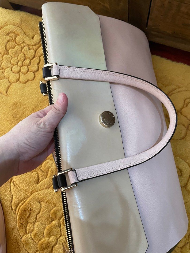 Furla (Category: Luxury Bags & Wallets) located in Quezon City. Submitted by sunshine0701 (Listing ID 1351055251, Image 3). Description: Handbag with signs of usw. With some light ink/ stains on the white part. Genuine leather. Guaranteed original.