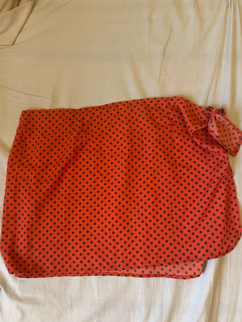 Guppy wrap skirt cover up (Category: Bikinis & Swimsuits) located in Quezon City. Submitted by katiedeemac (Listing ID 1350978844, Image 1). Description: Guppy wrap skirt Free size.