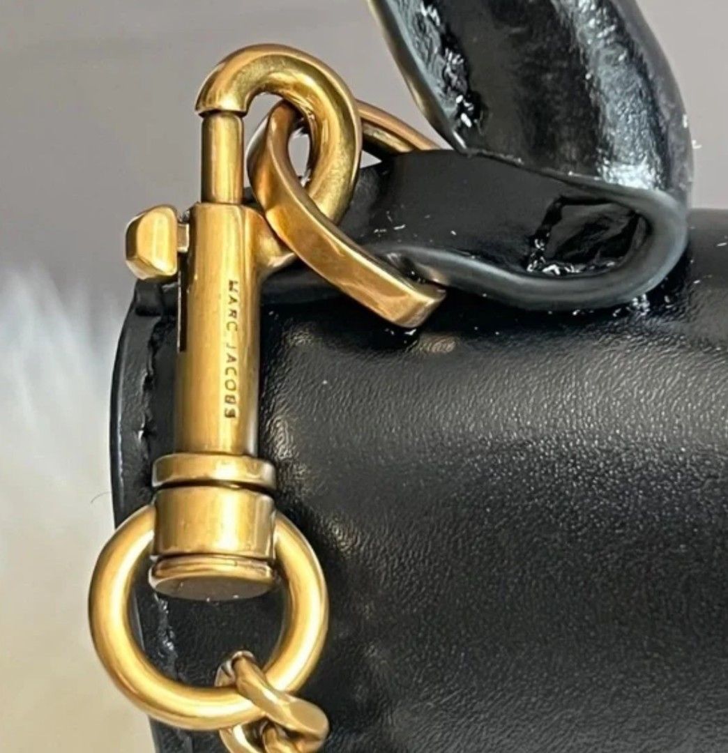 Marc jacobs sling with top handle (Category: Luxury Bags & Wallets) located in Quezon City. Submitted by handpickerbag (Listing ID 1350914026, Image 3). Description: new model/collection bags by Marc Jacobs 💯authentic from US with inclusions IF DOUBT DONT BUY..para di sayang oras natin pareho...