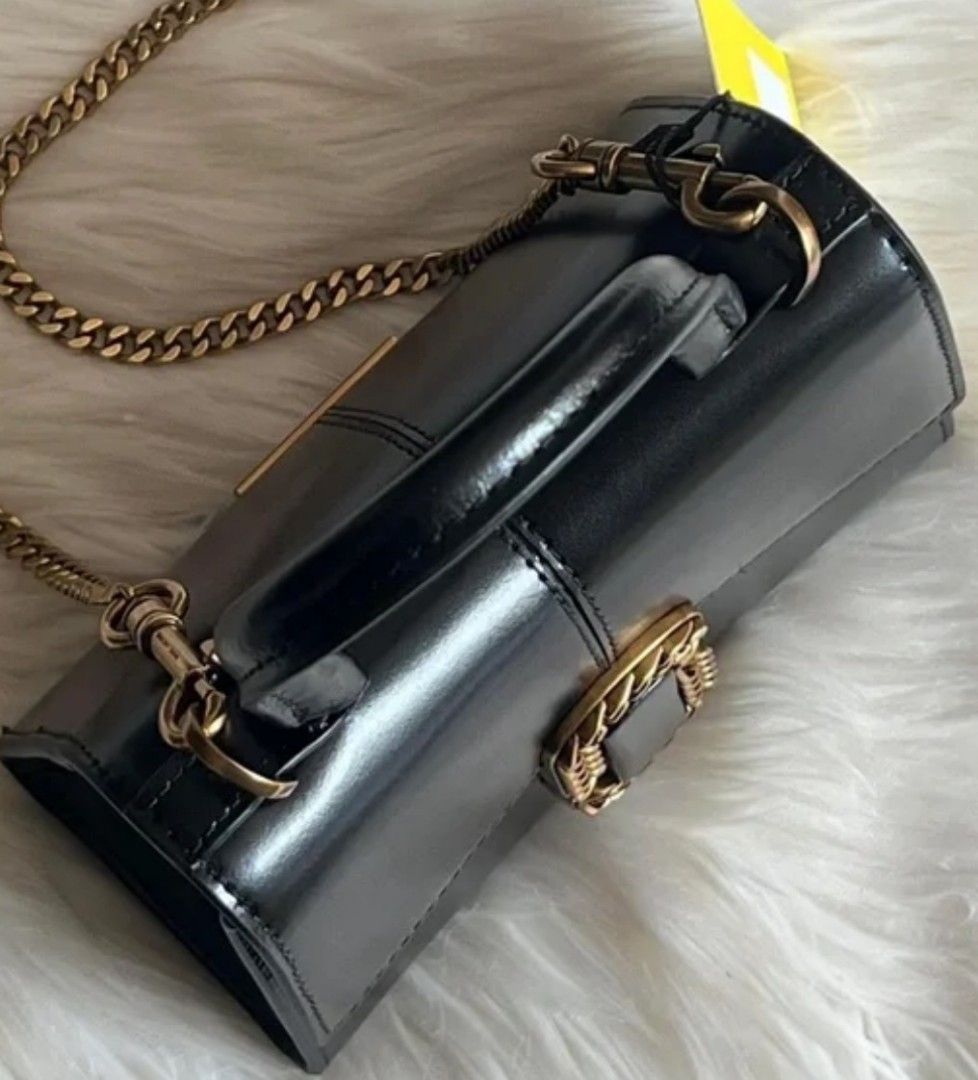 Marc jacobs sling with top handle (Category: Luxury Bags & Wallets) located in Quezon City. Submitted by handpickerbag (Listing ID 1350914026, Image 2). Description: new model/collection bags by Marc Jacobs 💯authentic from US with inclusions IF DOUBT DONT BUY..para di sayang oras natin pareho...