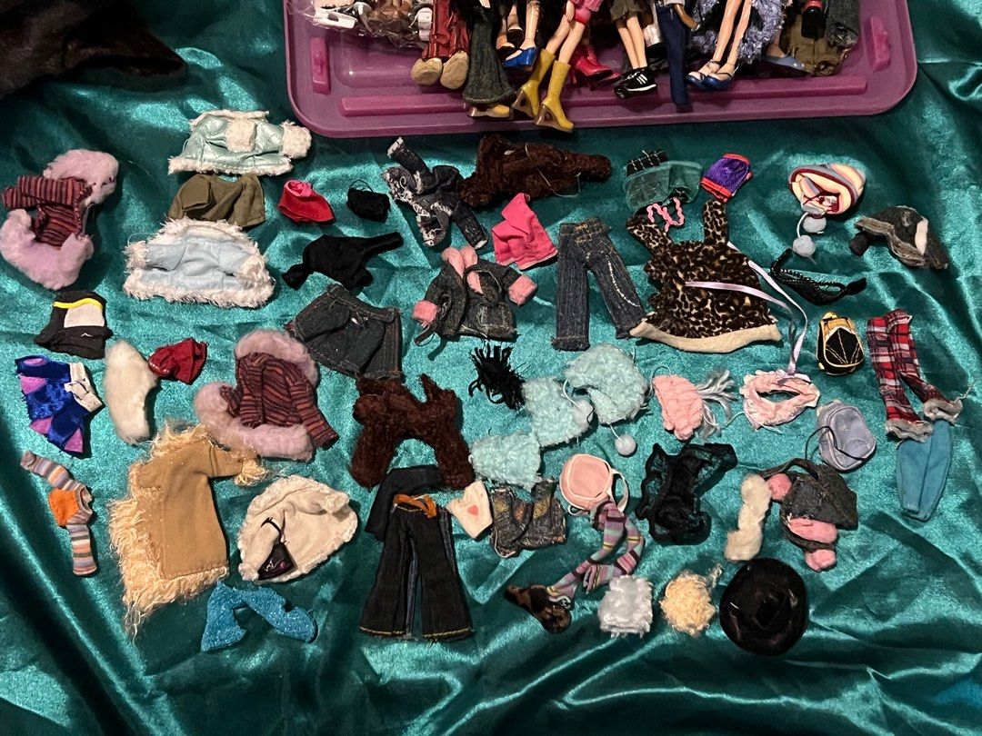 Mini Bratz & Accs AVAILABLE (Category: Kids Toys) located in Davao. Submitted by riccirici (Listing ID 1238736449, Image 2). Description: Mini Bratz & Accs Lot sale Doll 20 pcs Clothes 60 pcs Acc’s 60 pcs Please msg for other info, pics WYSWYG Plus SF Courier J&T Price 8,500 php .
