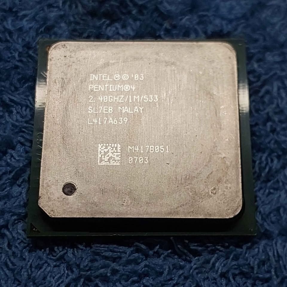 Old Intel processors TAKE ALL! (Category: Computer Parts) located in Mandaluyong City. Submitted by kuya.marks.retro.gadgets (Listing ID 1351019302, Image 3). Description: 5pcs old Intelprocessors for take all *check pics for exact models and pin conditions Mandaluyong area near JRU.