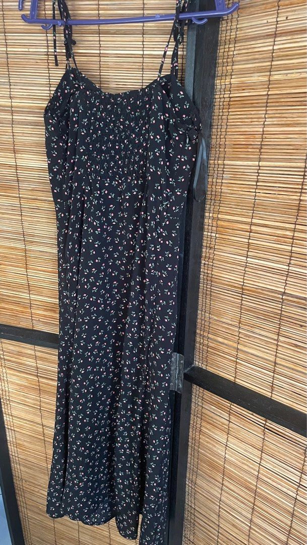Summer/Beach dress Shein (S) (Category: Dresses) located in Quezon City. Submitted by katiedeemac (Listing ID 1350984895, Image 1). Description: Shein floral dress used once With slit on the side .