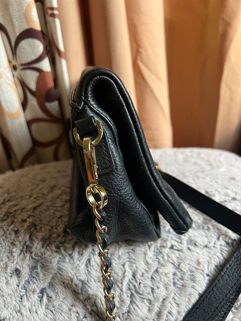 Tory burch black leather Marion Foldover (Category: Luxury Bags & Wallets) located in Saravia. Submitted by clynlyn (Listing ID 1350983289, Image 3). Description: Authentic Pre owned .