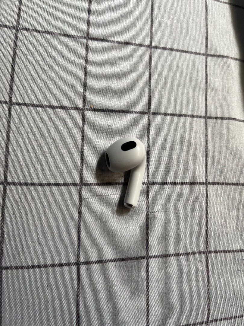 AirPods Gen 3 Right bud ONLY (Category: Earphones) located in Las Pinas. Submitted by grm02 (Listing ID 1351086029, Image 1). Description: Right bud of AirPods Gen 3 .
