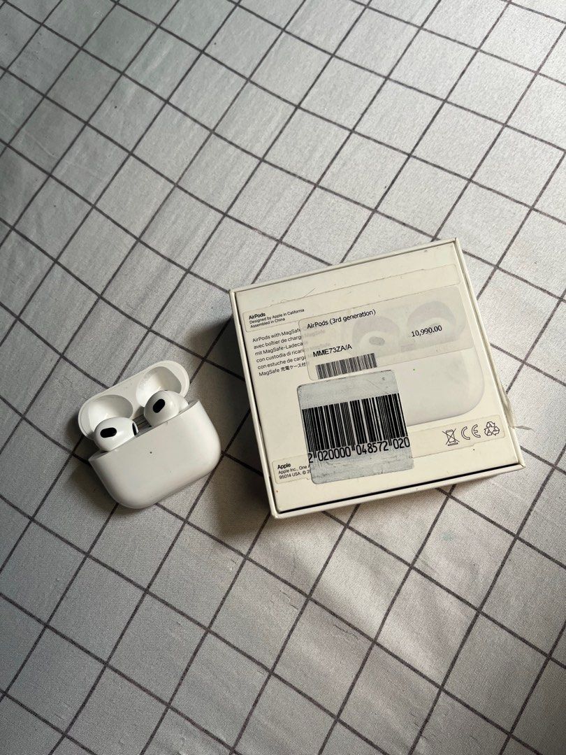 AirPods Gen 3 with MagSafe Charging case (Category: Earphones) located in Las Pinas. Submitted by grm02 (Listing ID 1351085587, Image 2). Description: No issues, just sign of usage Battery is still superb AirPods 3rd generation with MagSafe charging case Box, Manuals & AirPods itself only. No charging cable included .