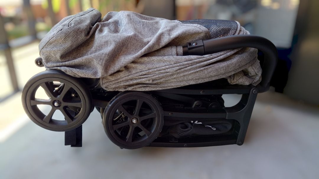 Akeeva Capsule Stroller (Category: Strollers) located in Manila. Submitted by josebcjr (Listing ID 1351177842, Image 3). Description: Akeeva Capsule P5000 - original price is P7999 - 8/10 ang stroller - may konting punit lang ang lagayan na bag pero it doesn't affect the stroller's performance Location: Pinagbuhatan, Pasig City SF c/o buyer.