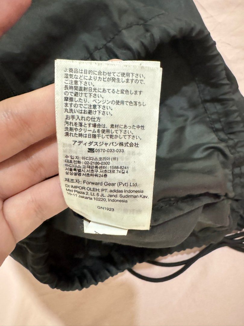 Authentic Adidas Drawstring Bag (Category: Backpacks) located in Villasis. Submitted by thriftbyashi (Listing ID 1351216031, Image 3). Description: AUTHENTIC! Rfs: Tambak lang .
