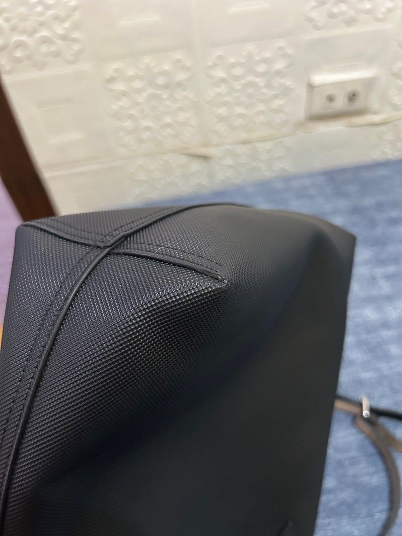 Authentic Lacoste (Category: Shoulder Bags) located in Rizal. Submitted by declutter101s (Listing ID 1351114283, Image 3). Description: Guaranteed authentic money back guaranteed if proven fake. Reversible .