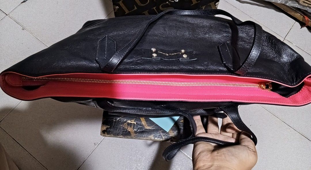 Bag (Category: Luxury Bags & Wallets) located in Taguig. Submitted by lezlyann (Listing ID 1351095772, Image 3). Description: For Sale BRAND *Samantha Thavasa * black shoulder Bag almost new no issue 100% Branded.