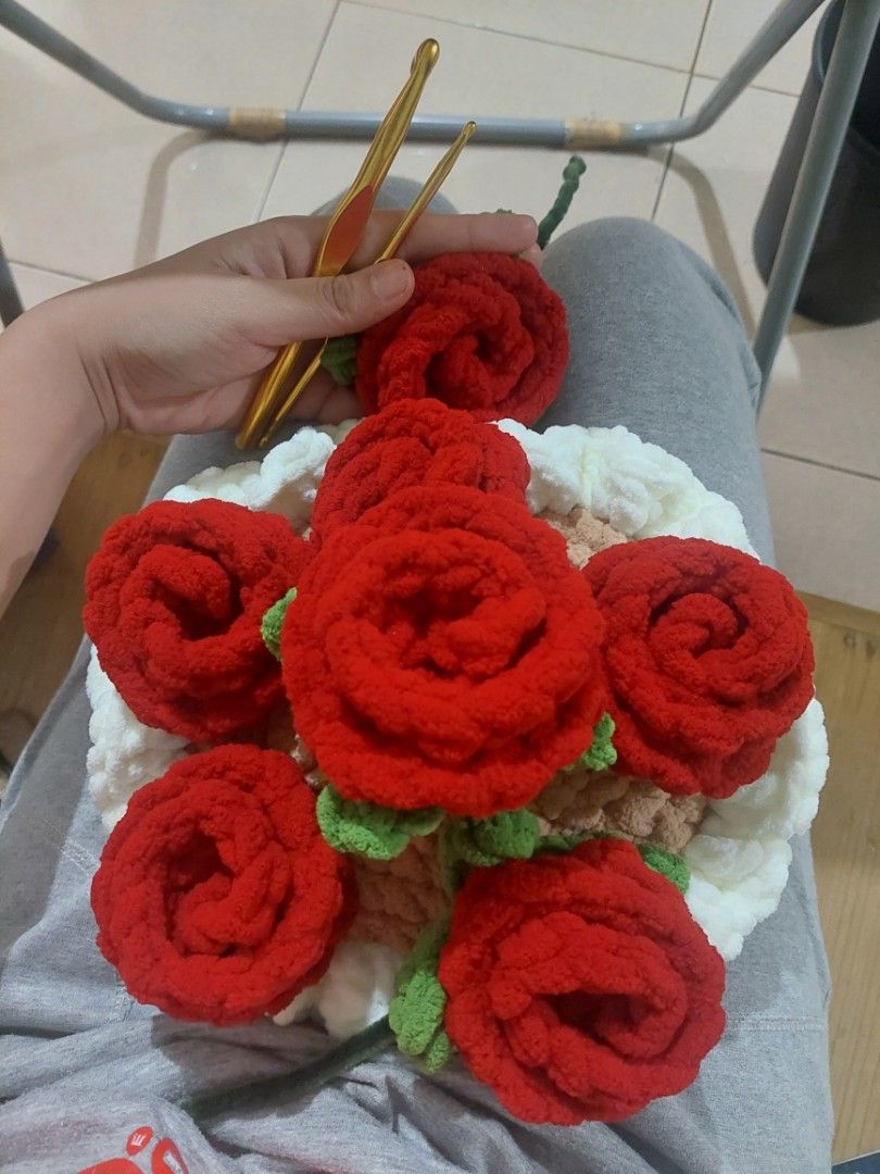 Chunky Boquet (Category: Plants & Seeds) located in Quezon City. Submitted by loubrigette13 (Listing ID 1351081026, Image 3). Description: C𝒉𝒖𝒏𝒌𝒚 𝒃𝒐𝒖𝒒𝒖𝒆𝒕! Get this handmade bouquet for only ₱1,200 on Valentines Day! 🌻Chunky Sunflower (2 stocks available) 🌹Chunky Rose (Red, 1 stock available) Location: Caloocan, near SM Grand Central MOP: Gcash, BDO, BPI, Metrobank Shipping: Lalamove Handcrafted by yours truly. For orders and inquiri