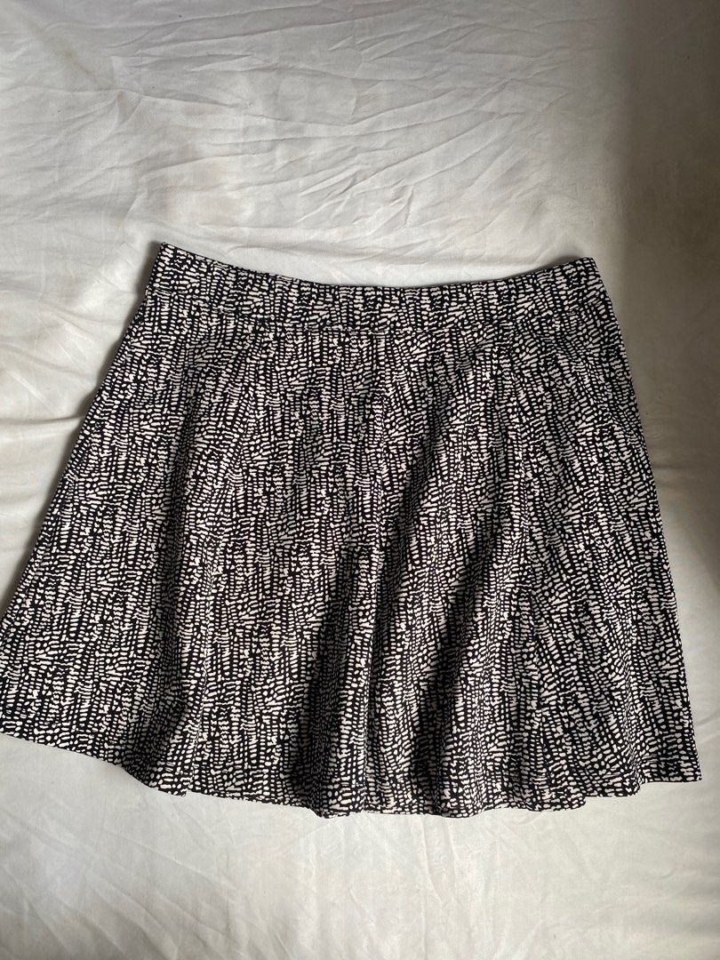 Forever 21 Black and White A-Line Patterned Flowy Skirt (Category: Skirts) located in Manila. Submitted by jo0e__ (Listing ID 1351145585, Image 1). Description: .