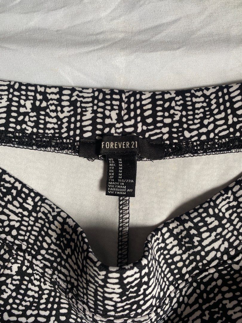 Forever 21 Black and White A-Line Patterned Flowy Skirt (Category: Skirts) located in Manila. Submitted by jo0e__ (Listing ID 1351145585, Image 2). Description: .