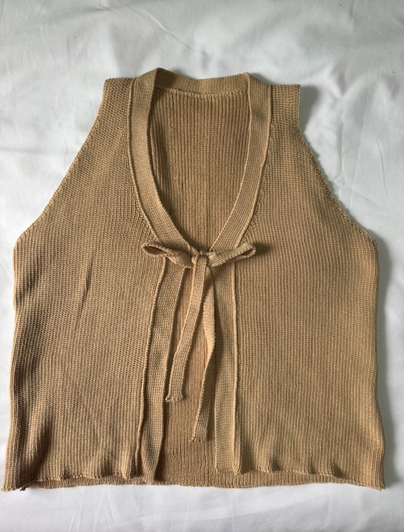 Khaki Knitted Tie Front Top (Category: Others Tops) located in Cainta. Submitted by pt______ (Listing ID 1351090560, Image 2). Description: Vest top. Open yung front nya, niriribbon lang. Loose fit for XS pero i like this look! Pero fits up to medium frames siguro depends on the look you're going for. DM me for more when worn pics :D.