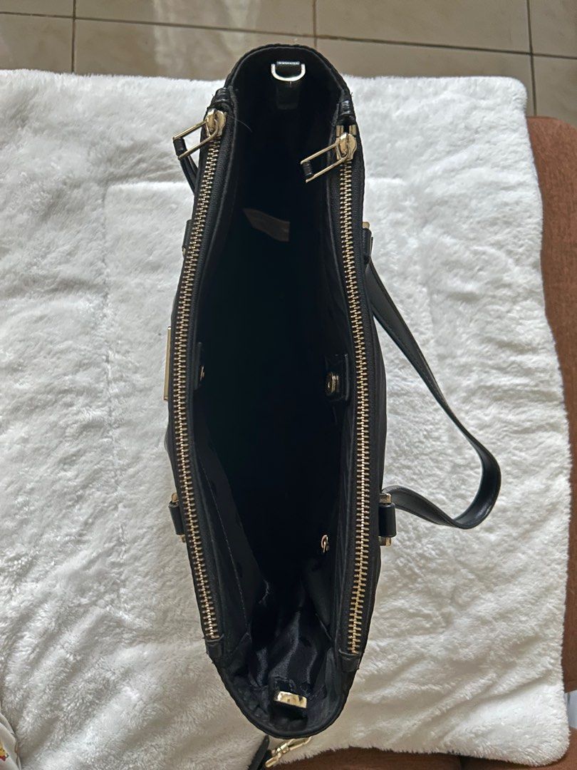 KS Black Nylon bag (Category: Luxury Bags & Wallets) located in Pateros City. Submitted by Nanet39 (Listing ID 1351159797, Image 3). Description: This KS Nylon medium sized black bag with sling is still in pristine condition. Overall the bag can still be used with only a few fades on the hardwares especially on the zipper pulleys. Minimal flaw is the tiny rubber lining on the handle. See last picture for your reference. Msg me for more details. R