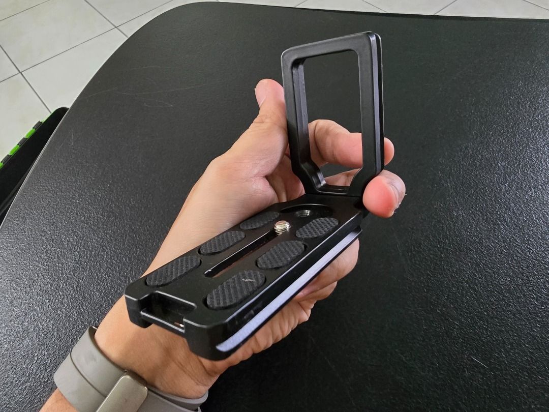 L Shape Bracket Vertical Universal Quick Release Plate (Category: Tripods & Monopods) located in Las Pinas. Submitted by neilmarion (Listing ID 1351117579, Image 2). Description: L Shape Bracket Vertical Universal Quick Release Plate RFS: Not needed. Decluttering..