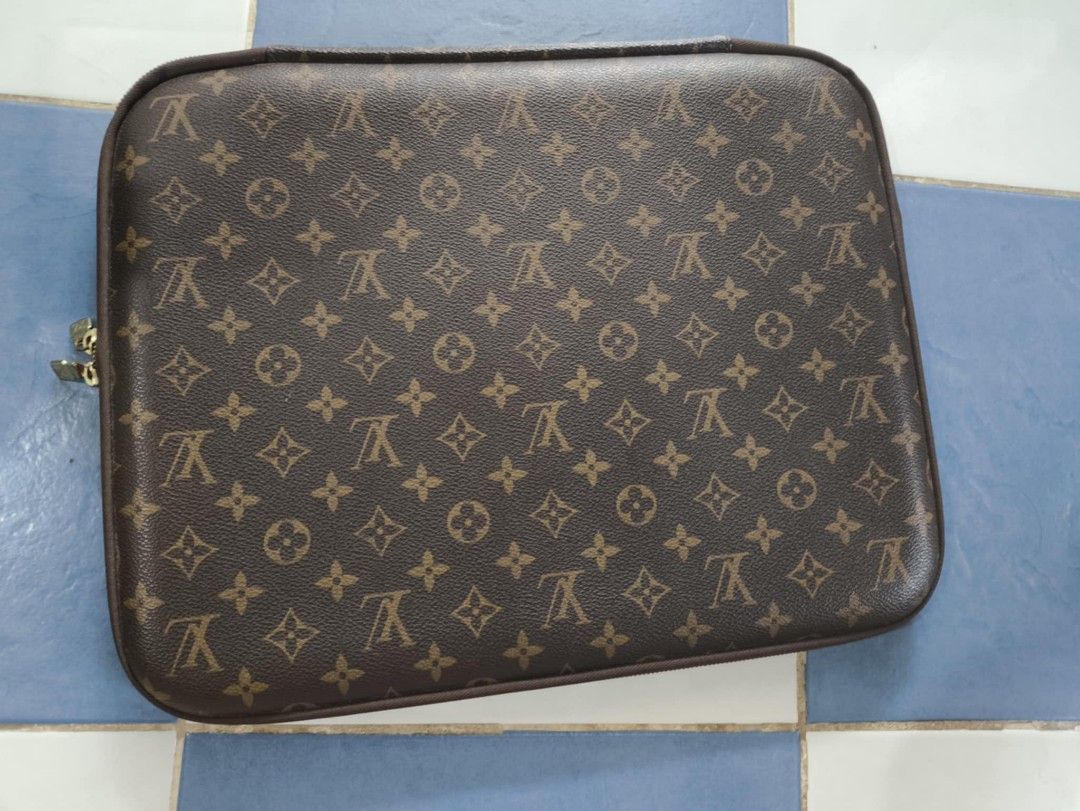 Laptop bag (Category: Luxury Bags & Wallets) located in Butuan. Submitted by jen_pre (Listing ID 1351185182, Image 1). Description: .