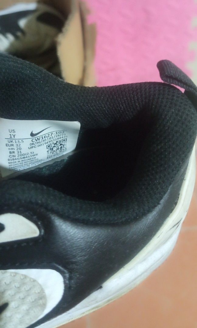 Nike Air Kids Shoes (Category: Babies & Kids Fashion) located in Malolos. Submitted by a.frij (Listing ID 1351246129, Image 3). Description: Nike Air Kids Rubber Shoes Size: Euro32 Color: White&black Age: 6-7 y.o. *need cleaning.