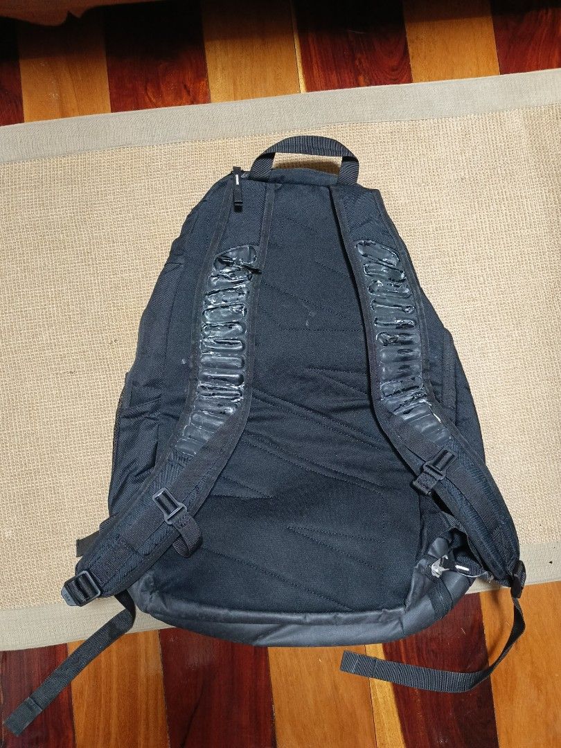 Nike Elite Hoops Backpack (Category: Backpacks) located in Manila. Submitted by totiitot (Listing ID 1351166932, Image 2). Description: Original Nike Elite Hoops Bag Used Damage Air bubbles Changed to YKK Zipper.