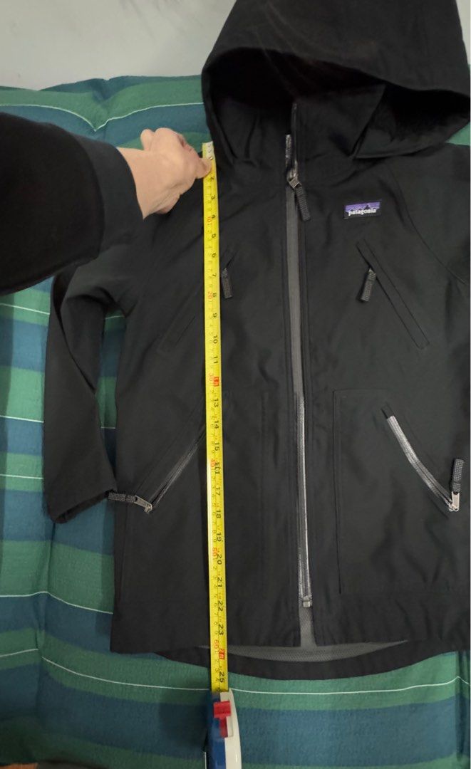 Patagonia Kids Black outerwear size S never worn just like New （分類：嬰兒及小童流行時尚）位於 Hong Kong。 由 thinkitbig 提交（商品編號 1351181678，圖片 3）。簡介： Chest 43cm Length 60-62 size S never worn just washed once。