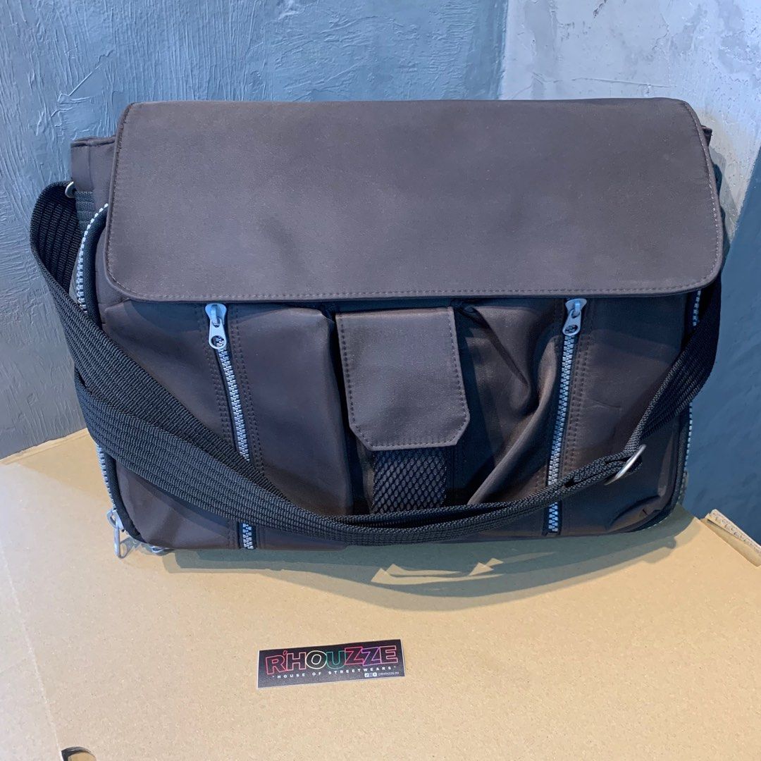 Hiroko shoulder/ Messenger / laptop Bag (Category: Laptop Bags & Sleeves) located in Quezon City. Submitted by rhouzze.ph24 (Listing ID 1351169130, Image 1). Description: .