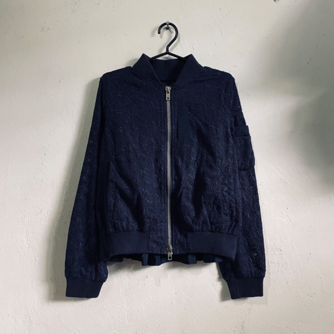 Sacai Floral Pattern Bomber Jacket (Category: Luxury Apparel) located in Caloocan City. Submitted by cast.archives (Listing ID 1351187031, Image 2). Description: Sacai Floral Pattern Bomber Jacket Size: Medium Condition: Very good Flaws: Minimal runs and Sign of used 3,500+shipping fee.