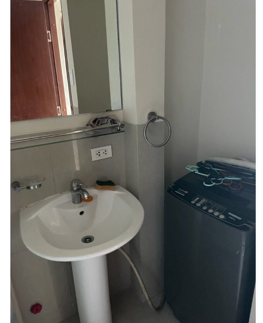 The Beacon Residences (Category: Apartments & Condos) located in Makati City. Submitted by royalstorm_2ff6b8 (Listing ID 1351115538, Image 2). Description: selling my 1bdr unit (44sqm) with parking. it located in Arnaiz and Chino Roces. Very strategic location for working people and students. walking distance to greenbelt, makati med, sm and one ayala. don bosco is just across. 6.5 NET DIRECT BUYER ONLY.