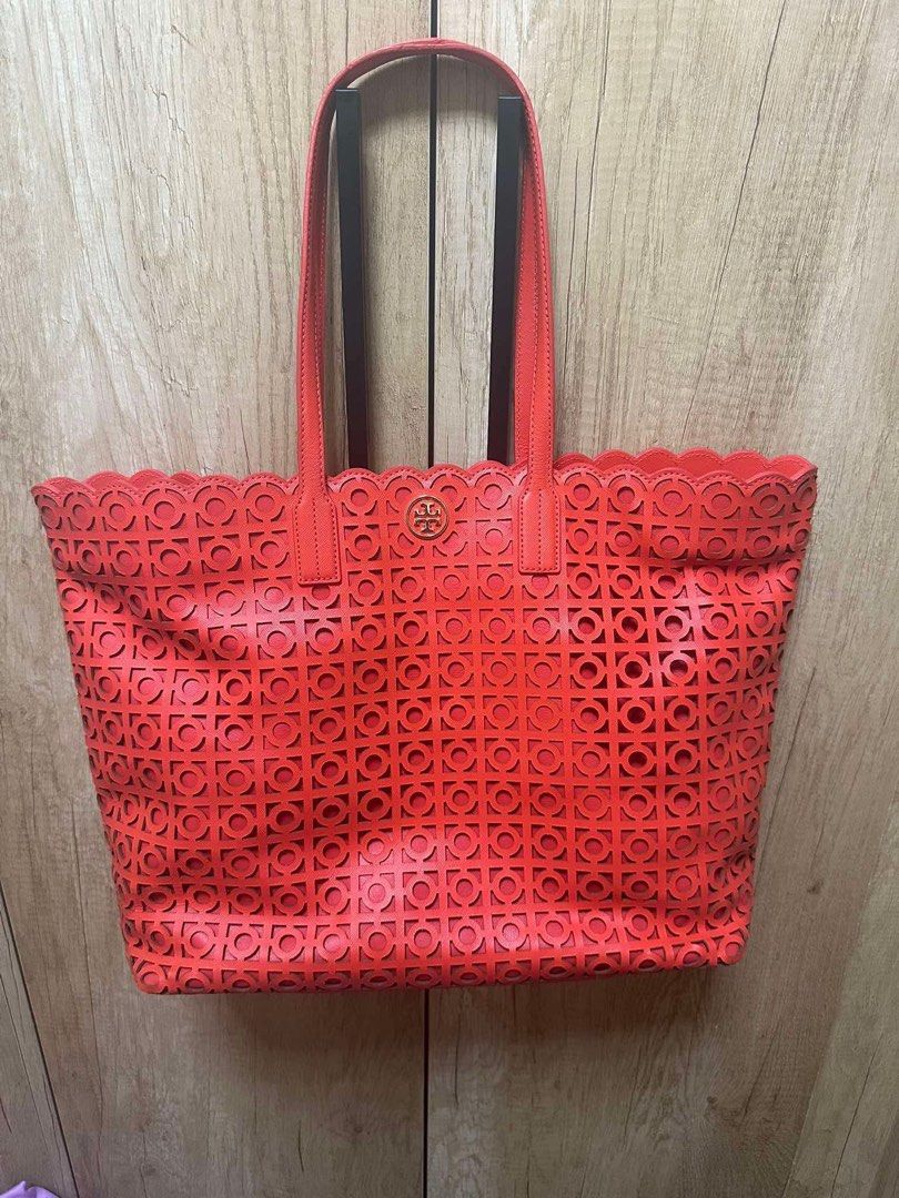 Tory Burch Tote Bag Original (Category: Luxury Bags & Wallets) located in Bocaue. Submitted by stephyshopp_ (Listing ID 1351181613, Image 1). Description: Like new, with dustbag and care card No flaws.