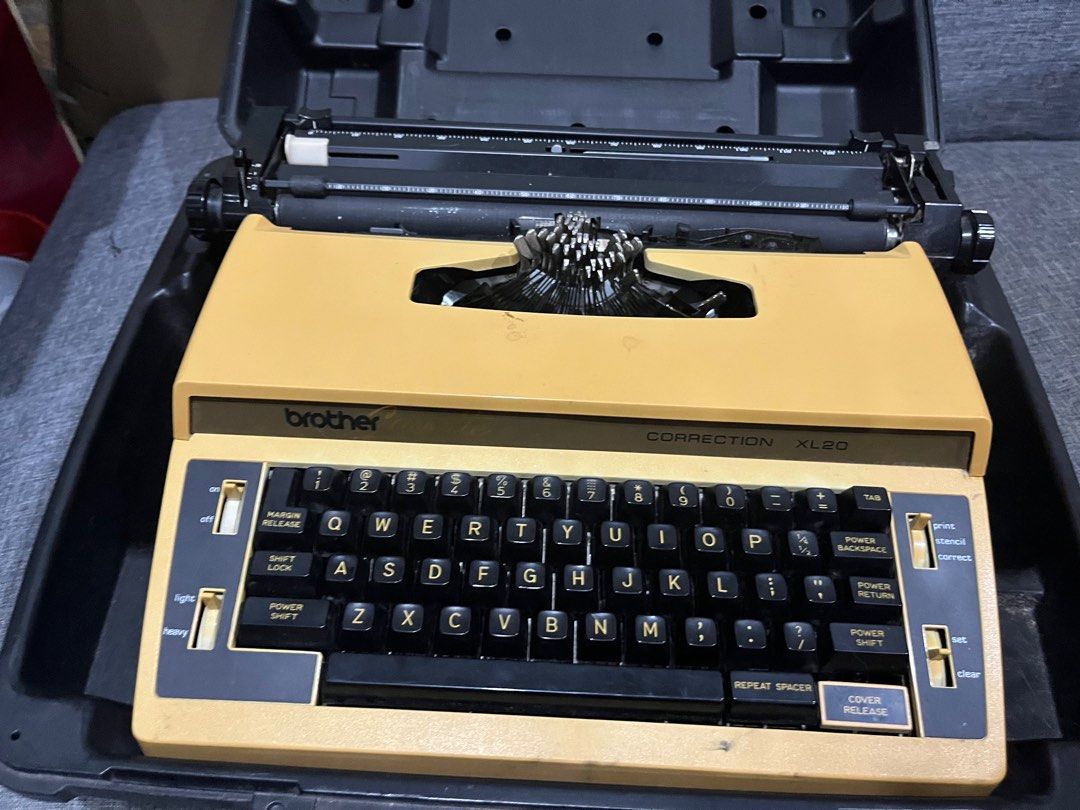 Typewriter (Category: Vintage Collectibles) located in Kulim. Submitted by Hamdiazilan (Listing ID 1351213313, Image 1). Description: Antique typewriter for display,but not sure about the workability.can come test .