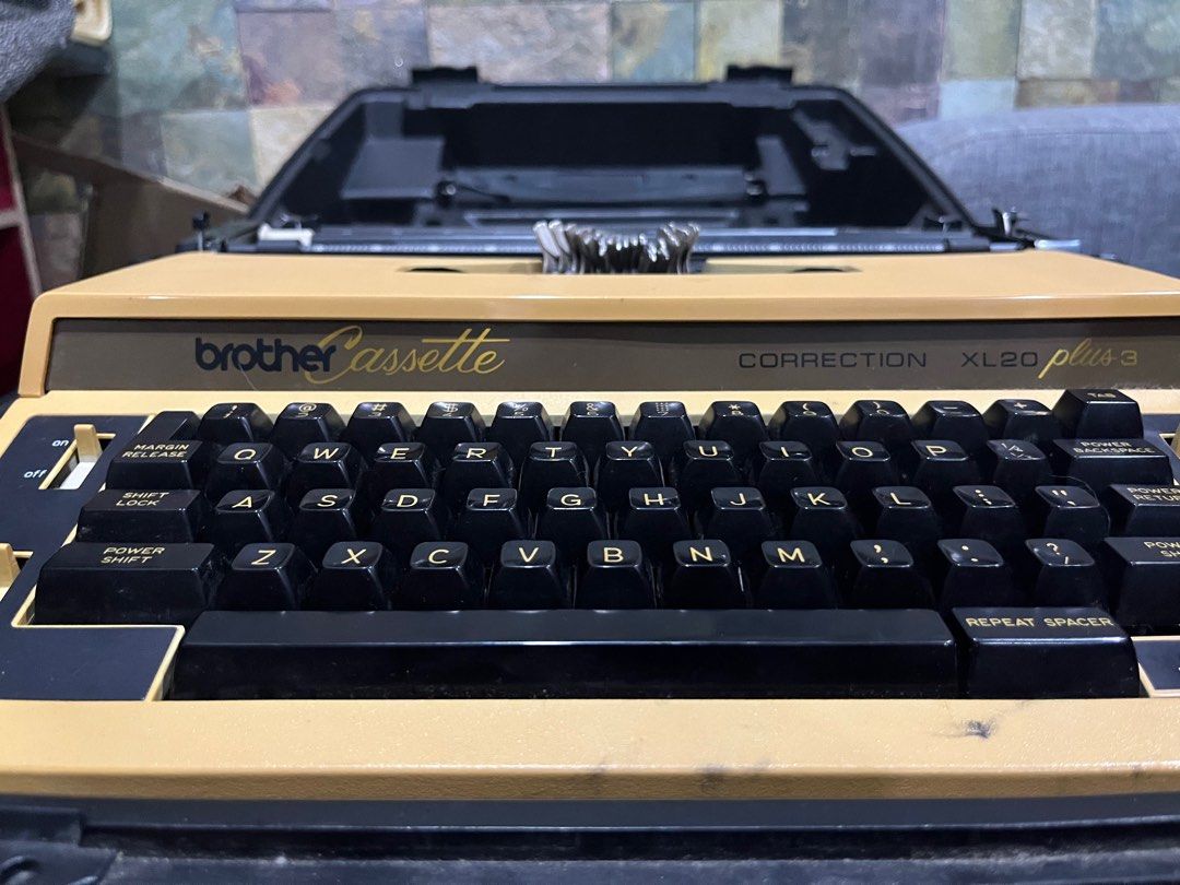 Typewriter (Category: Vintage Collectibles) located in Kulim. Submitted by Hamdiazilan (Listing ID 1351213313, Image 2). Description: Antique typewriter for display,but not sure about the workability.can come test .