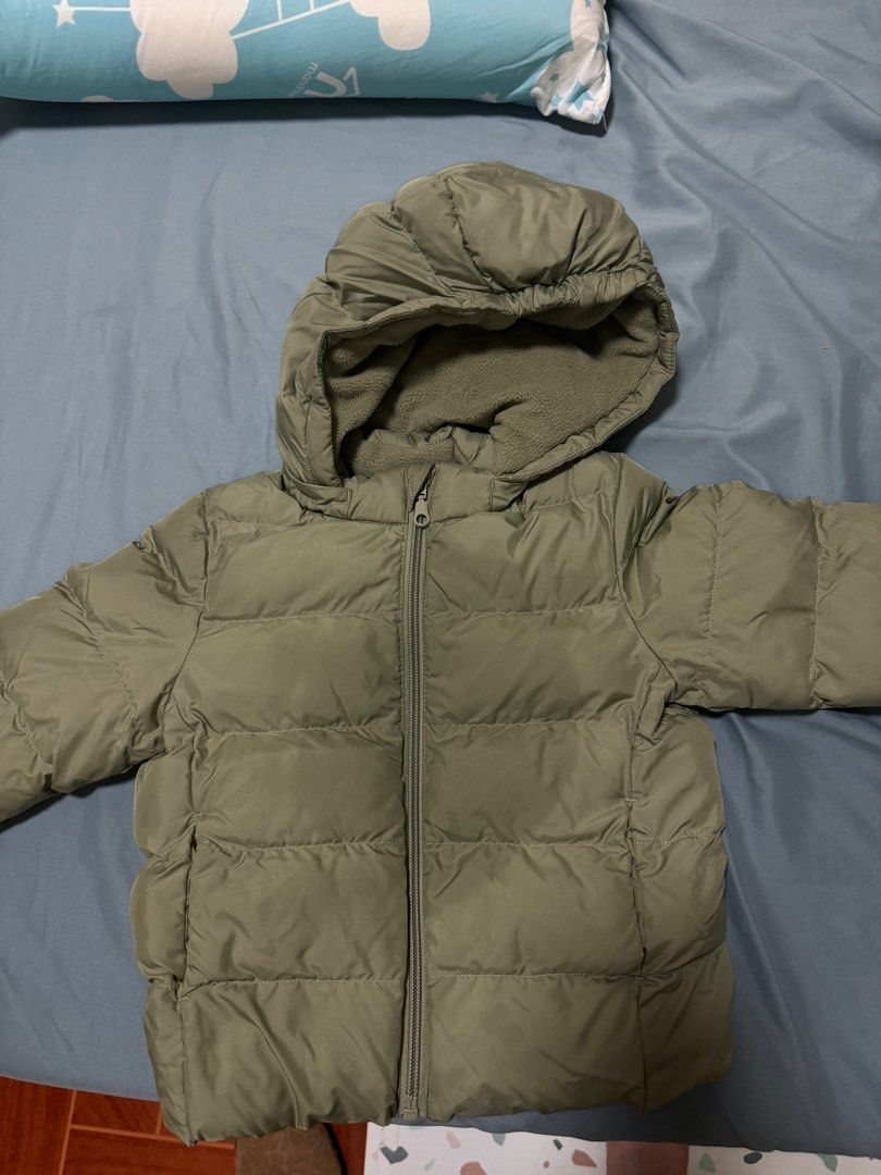 Uniqlo Baby 110cm puffer jacket (Category: Babies & Kids Fashion) located in Quezon City. Submitted by preloved1793 (Listing ID 1351201571, Image 1). Description: Issue: may stains i’m not sure if matatanggal pa but it’s oil stain because my baby ate fries Used twice.