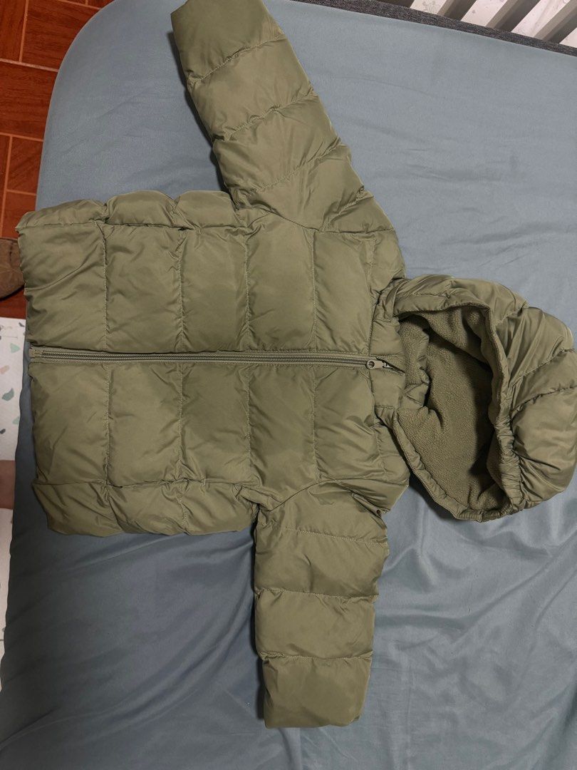 Uniqlo Baby 110cm puffer jacket (Category: Babies & Kids Fashion) located in Quezon City. Submitted by preloved1793 (Listing ID 1351201571, Image 3). Description: Issue: may stains i’m not sure if matatanggal pa but it’s oil stain because my baby ate fries Used twice.