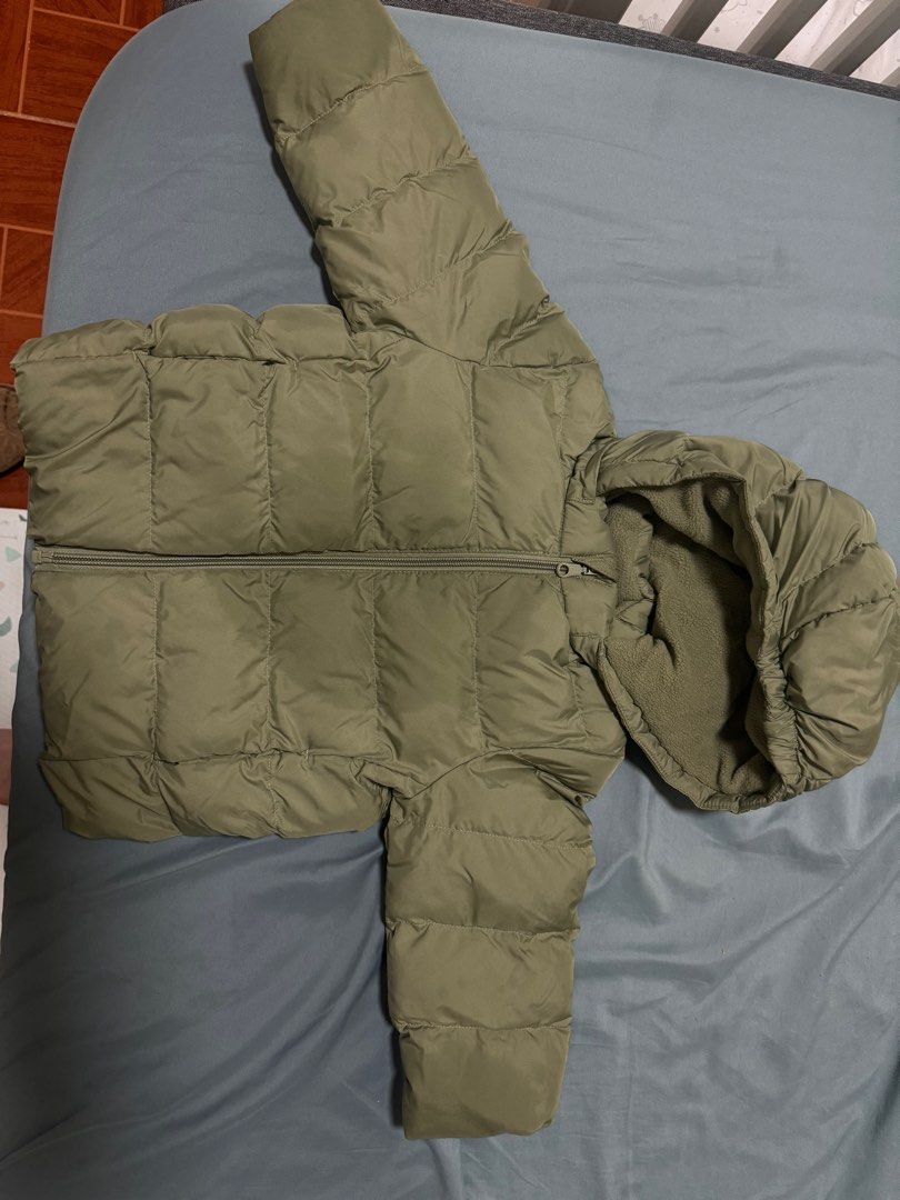 Uniqlo Baby 110cm puffer jacket (Category: Babies & Kids Fashion) located in Quezon City. Submitted by preloved1793 (Listing ID 1351201571, Image 2). Description: Issue: may stains i’m not sure if matatanggal pa but it’s oil stain because my baby ate fries Used twice.